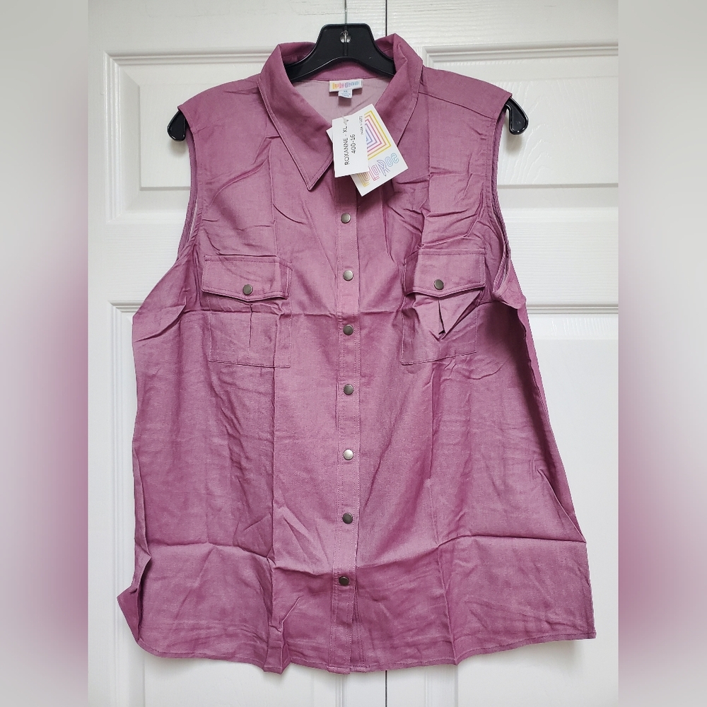 🌻LuLaRoe Roxanne Snap Front Top